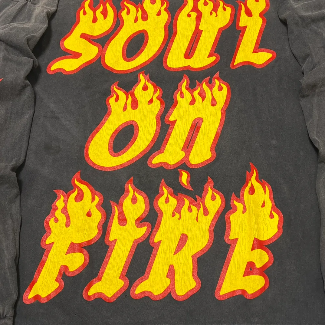 SAINT Mxxxxxx LS TEE/SOUL ON FIRE/BLK Soul flame/flame long sleeves, washed black S-XL, look for cylindrical fabrics with no side seams, don’t buy open ones anymore, boring Assute ready-made garments dyed, sprayed the whole thing with horse-hair spray, and then sprayed again to fade the color, the collar and cuffs are frayed, many places are torn, super large printing position, very difficult to print, complete accessories, with little angel anti-counterfeiting label